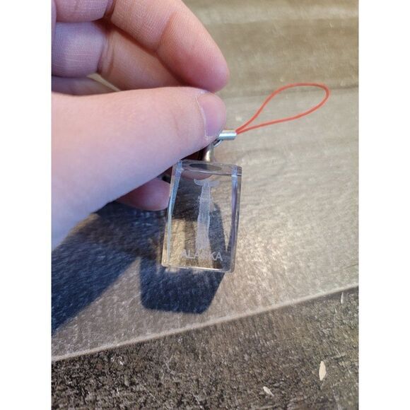 3D glass Alaska totem pole keychain figure - Picture 1 of 7